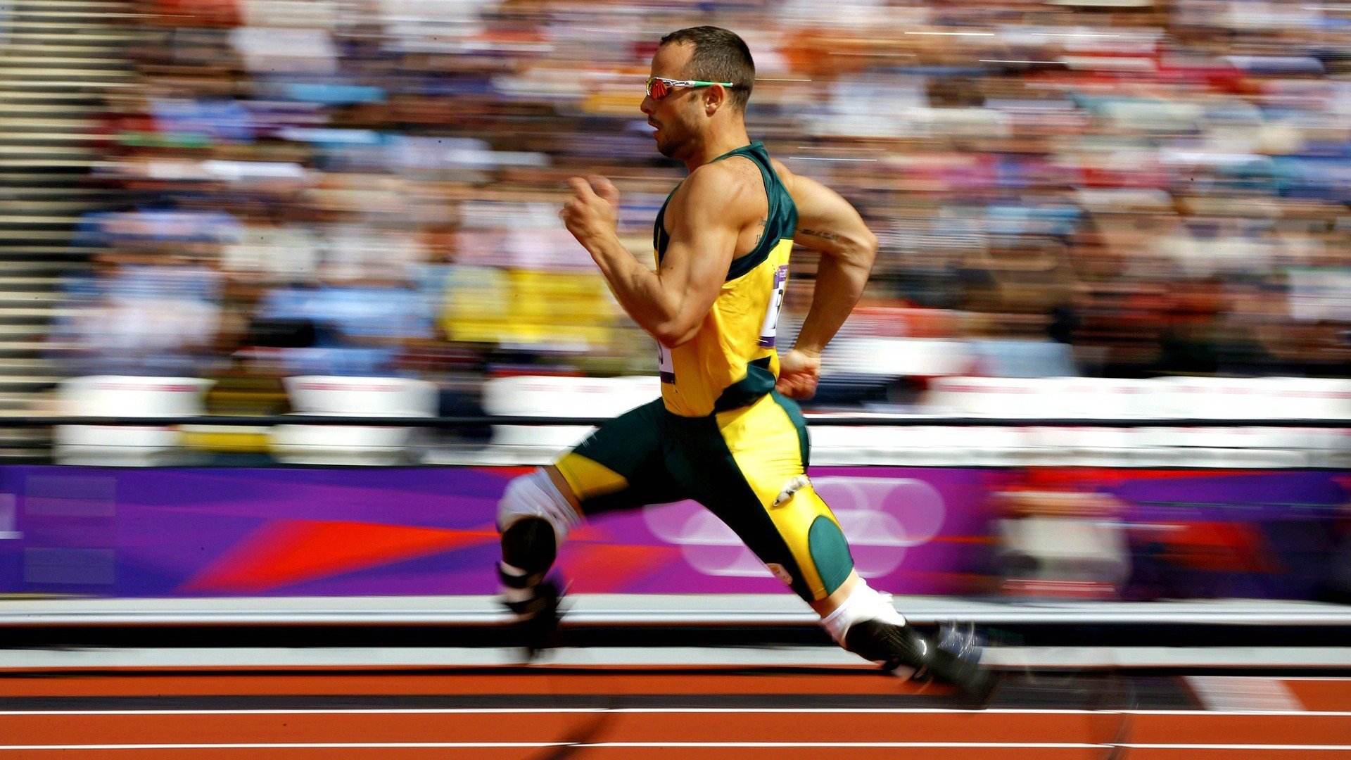 “高新体育中心:羽毛球选手超常发挥,技术与力量的较量”